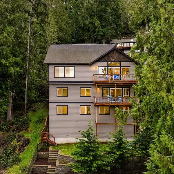 LOVELY LAKE VIEW HOME