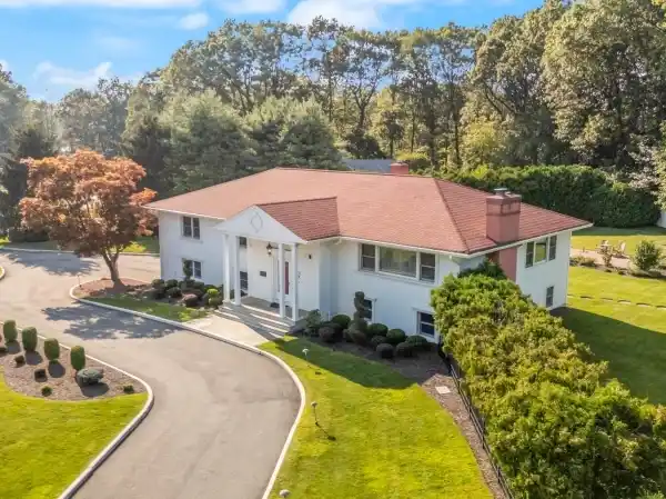 UPDATED LUXURY RESIDENCE ON PRESTIGIOUS STREET