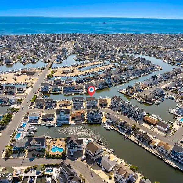 LAGOON-FRONT HOME IN DESIRABLE CHADWICK BEACH