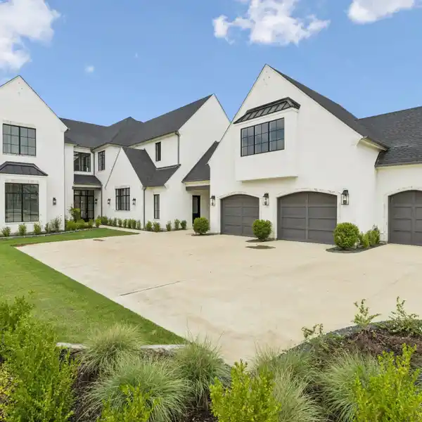 EXTRAORDINARY CUSTOM HOME ON CEDAR CREEK LAKE