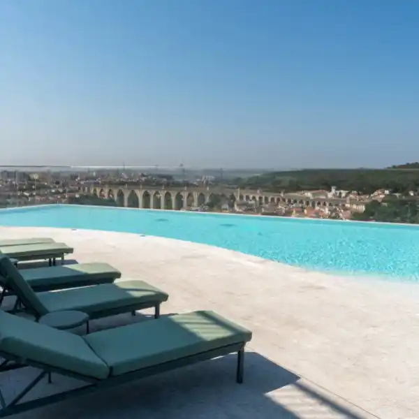 CONTEMPORARY LISBON RESIDENCE WITH TERRACE AND SUNSETS