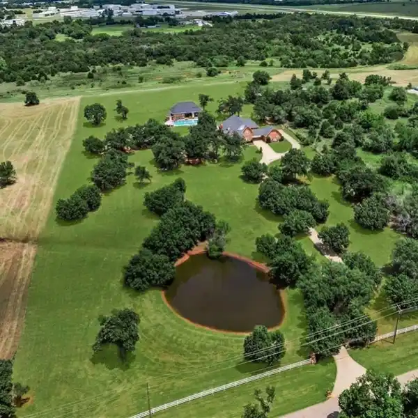 LUXURY LIVING SURROUNDED BY STUNNING NATURE VIEWS