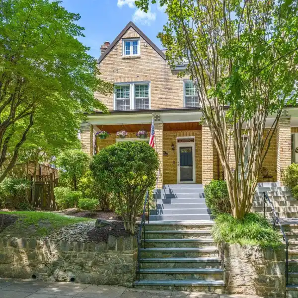 BEAUTIFULLY MAINTAINED CITY STUNNER