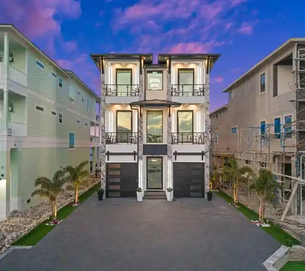 MODERN LUXURY WITH COASTAL ELEGANCE