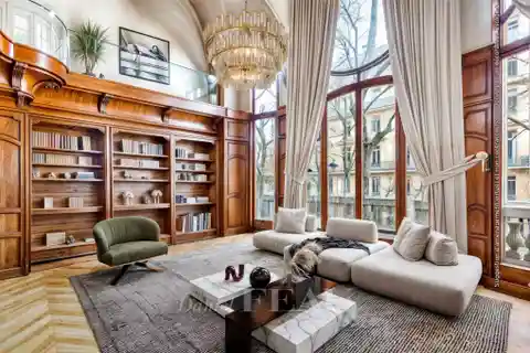 Remarkable Apartment in a Private Mansion
