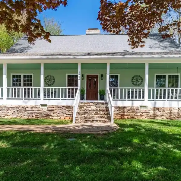 IMMACULATELY MAINTAINED EXECUTIVE HOME