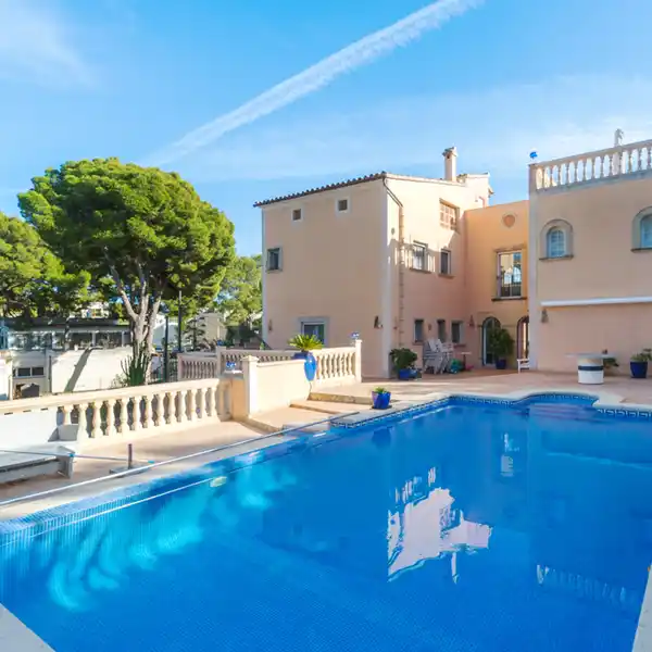 ATTRACTIVE GARDEN FLAT WITH SEPARATE GUEST STUDIO