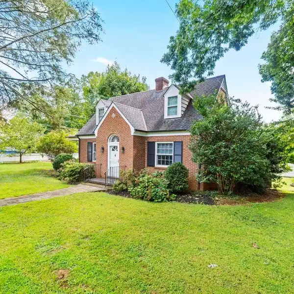 STORYBOOK CHARM WITH URBAN CONVENIENCE