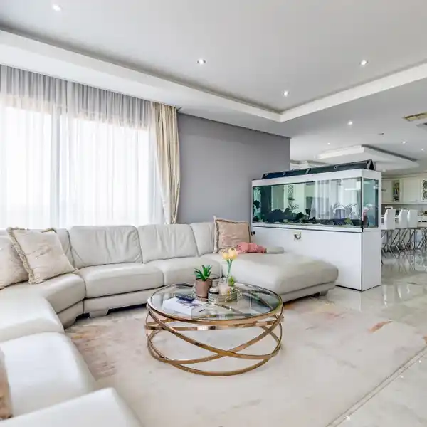 EXPANSIVE SHEFFIELD BEACH MANSION