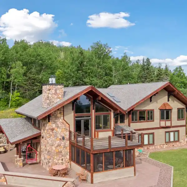 STUNNING LODGE-STYLE HOME IN LUTSEN