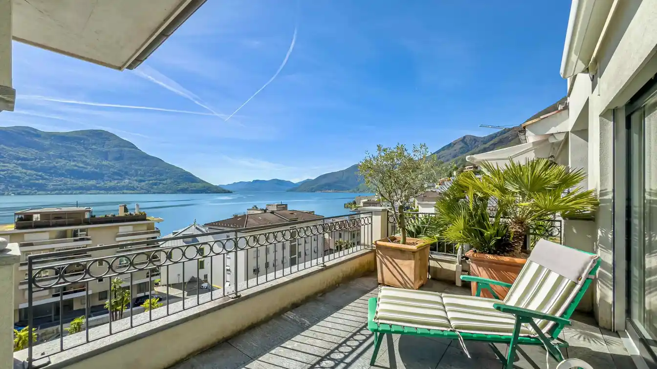 Elegant Apartment with Lake View Terrace
