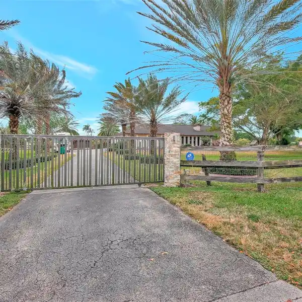 HORSE COUNTRY PARADISE IN SOUTHWEST RANCHES