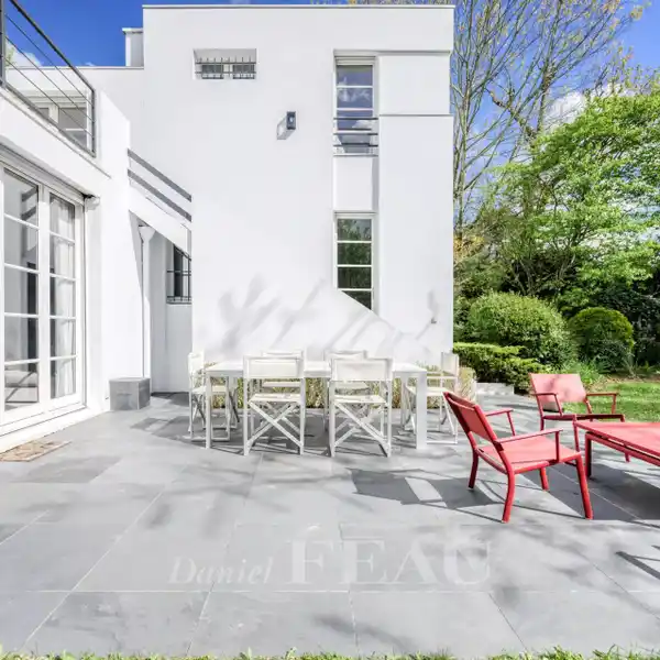 ELEGANT 1930S PROPERTY