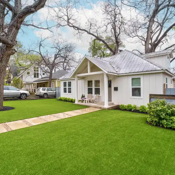 CHARMING BOULDIN CREEK BUNGALOW