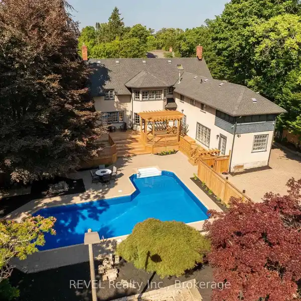 ICONIC STATELY RESIDENCE