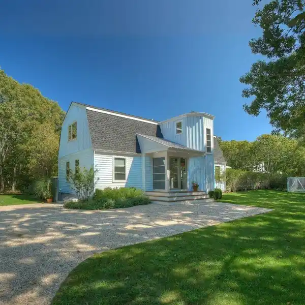 CHICLY RENOVATED MODERN BARN NEAR BEACH