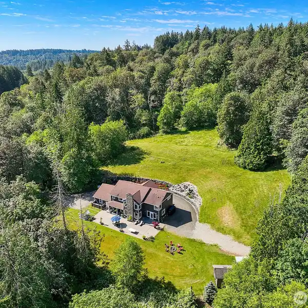 CUSTOM-BUILT LUXURY MEETS PACIFIC NORTHWEST CHARM