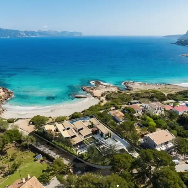 STUNNING FRONT LINE LUXURY VILLA WITH DIRECT BEACH ACCESS