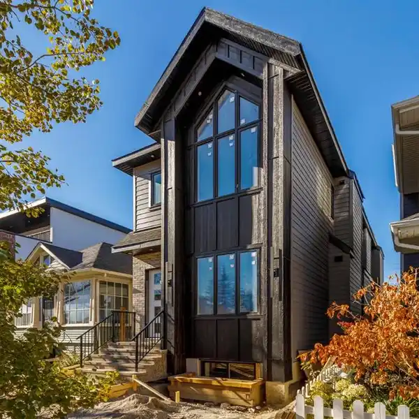 HILLHURST LUXURY HOME WITH WEST-FACING BACKYARD