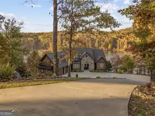 Luxurious Mountain and Lake Retreat at Lake Laceola