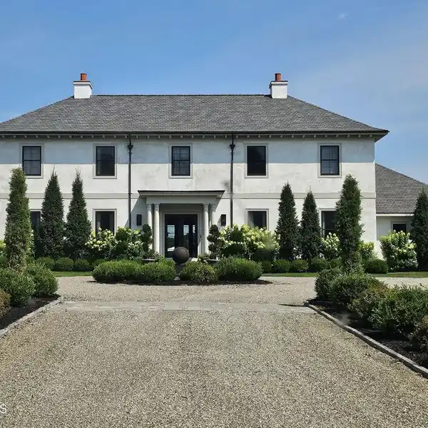 GEORGIAN-STYLE ESTATE ON EIGHT-PLUS ACRES
