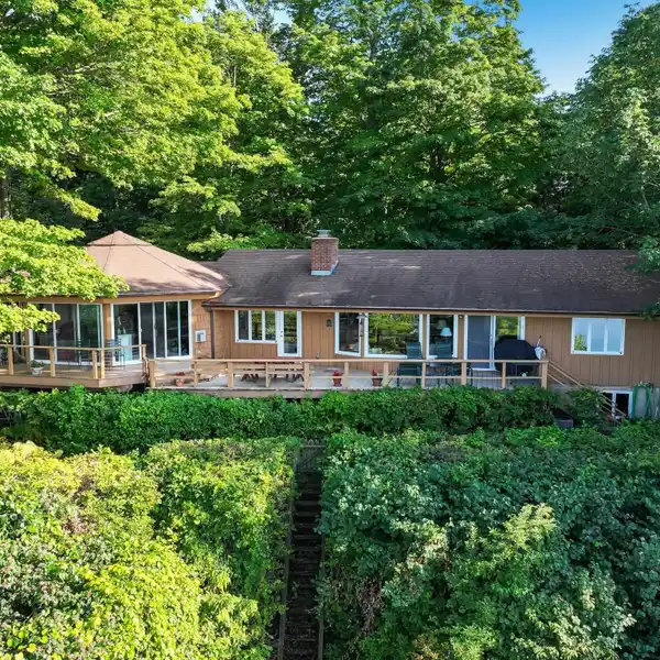 LOVELY RESIDENCE HIGH IN THE WOODS