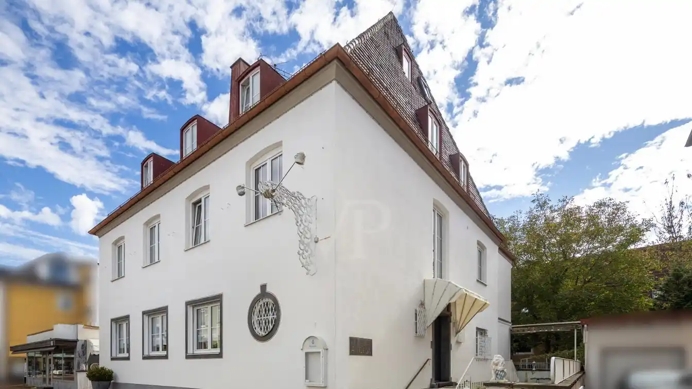 Charming Home Combining Versatility and Functionality