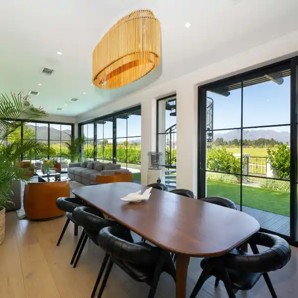 LUXURY ENTERTAINER’S DREAM IN PRIME WINELANDS LOCATION