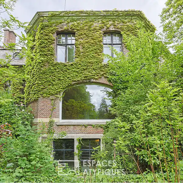 SPACIOUS MANSION SURROUNDED BY A GARDEN