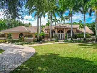 Spectacular Home in Prestigious Cypresshead