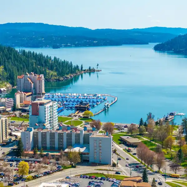 BEAUTIFUL PENTHOUSE WITH STUNNING LAKE VIEWS