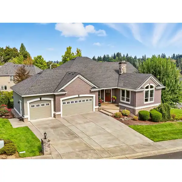 TIMELESS ELEGANCE IN THIS TRADITIONAL HOME