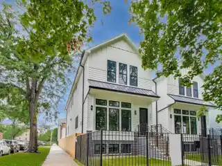 Stunning Six-bedroom Roscoe Village Retreat