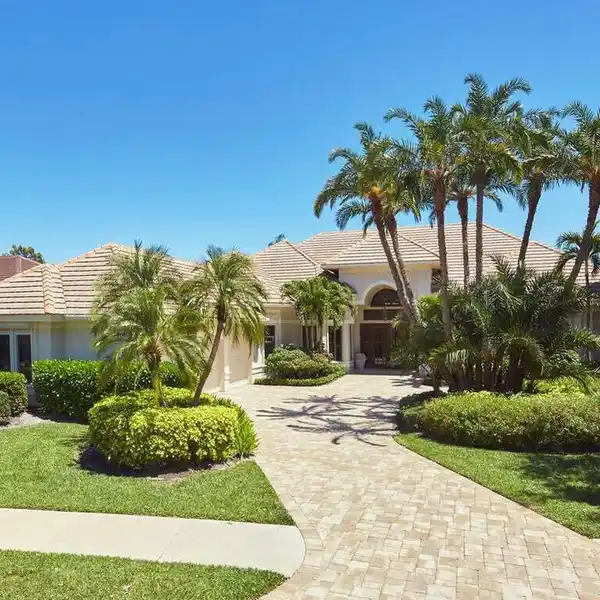IMPECCABLE LAKESIDE PELICAN LANDING HOME