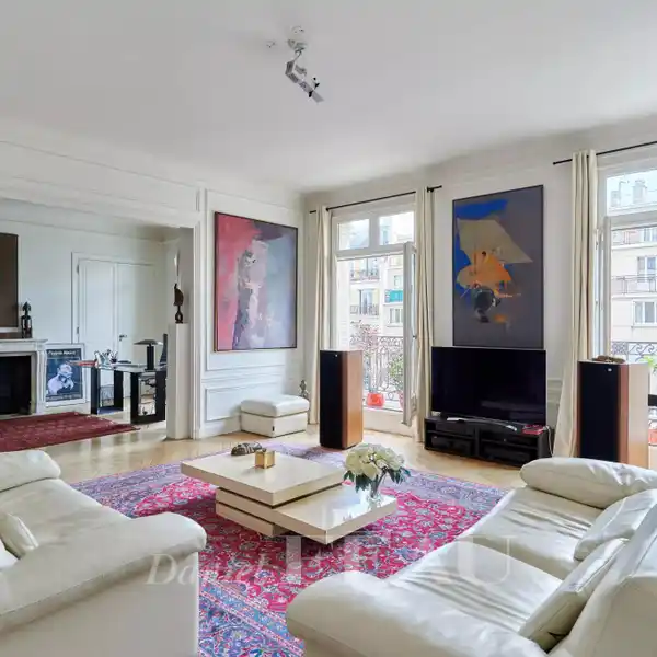 CORNER FLAT IN A BEAUTIFUL BUILDING