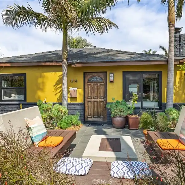 CHIC NORTH REDONDO HOME