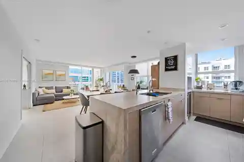 Renovated Residence with Amazing Skyline and Ocean Views
