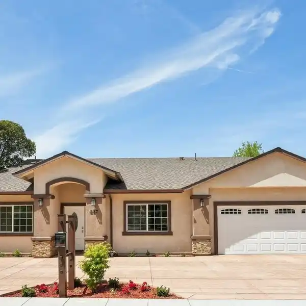 BEAUTIFULLY CRAFTED CUSTOM HOME WITH ACCESSORY UNIT