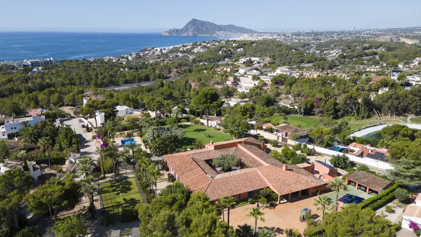 Exclusive Six Bedroom Villa