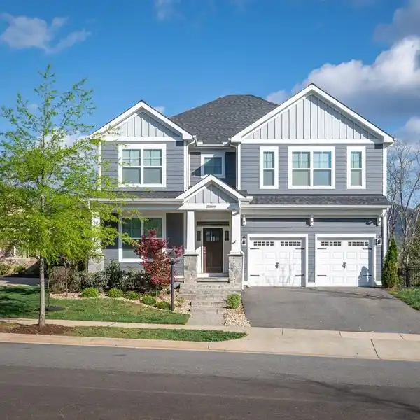 MOVE-IN READY VIEW HOME IN THE HEART OF EVERYTHING