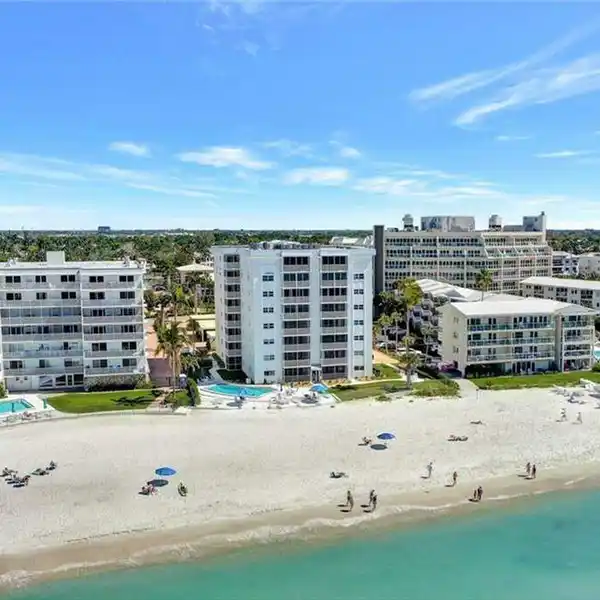 BEAUTIFUL GULF-FRONT RESIDENCE ON THE MIRACLE MILE