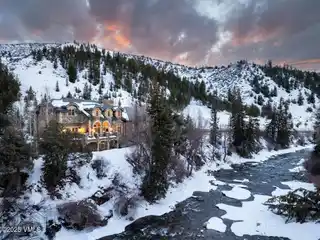 Extraordinary Home Blending Luxury and Comfort