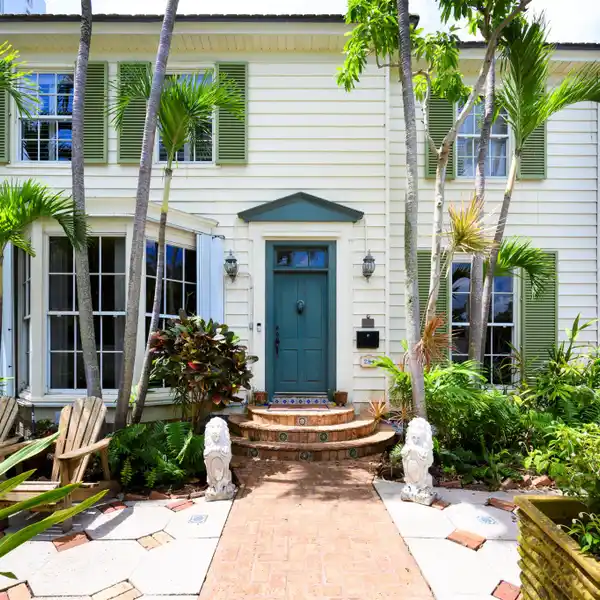 TIMELESS CHARM MEETS COMFORTABLE ELEGANCE