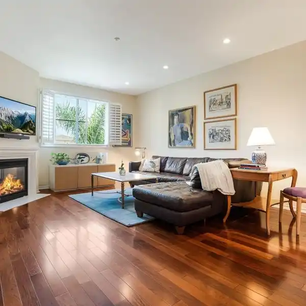 TOP-FLOOR TWO-STORY SERENADE HOME IN PLAYA VISTA