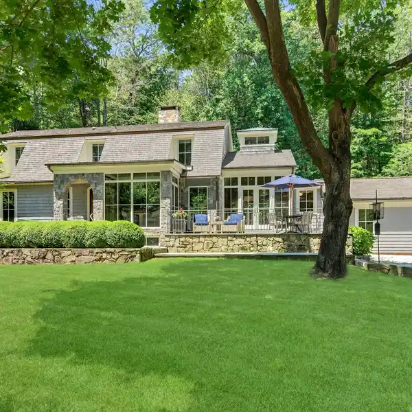 TIMELESS DESIGN MEETS PRIVATE PARKSIDE SERENITY