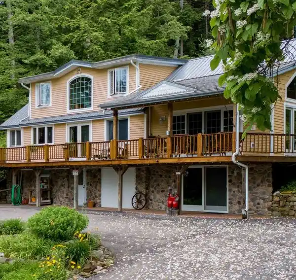 FIRST CLASS LAKEFRONT HOME