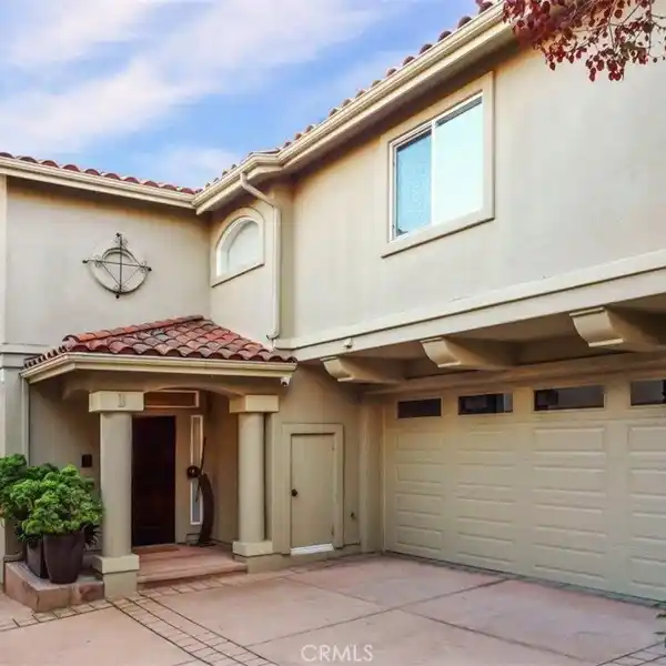 MULTI-LEVEL HOME WITH GUEST-FRIENDLY FLOORPLAN