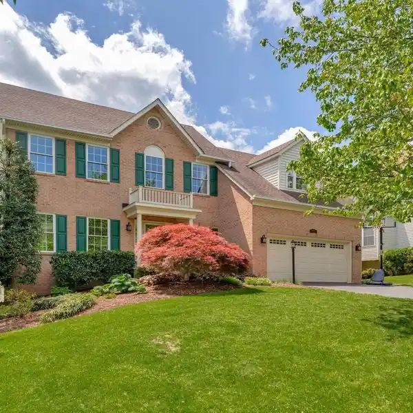SPACIOUS FARM HOME WITH WET BAR