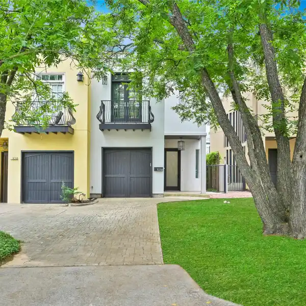 GORGEOUS JEWEL BOX IN A BOUTIQUE COMMUNITY