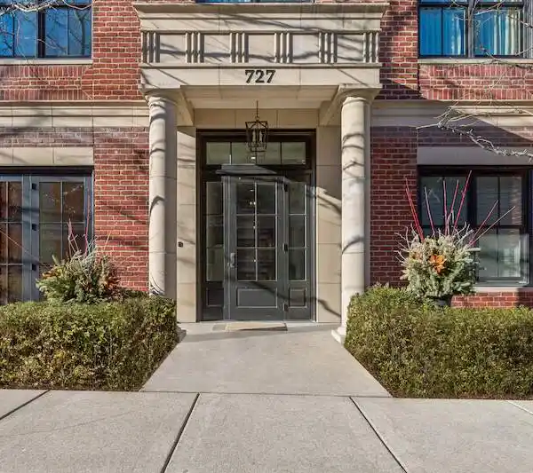 CUSTOM-BUILT CONDOMINIUM IN A BOUTIQUE BUILDING